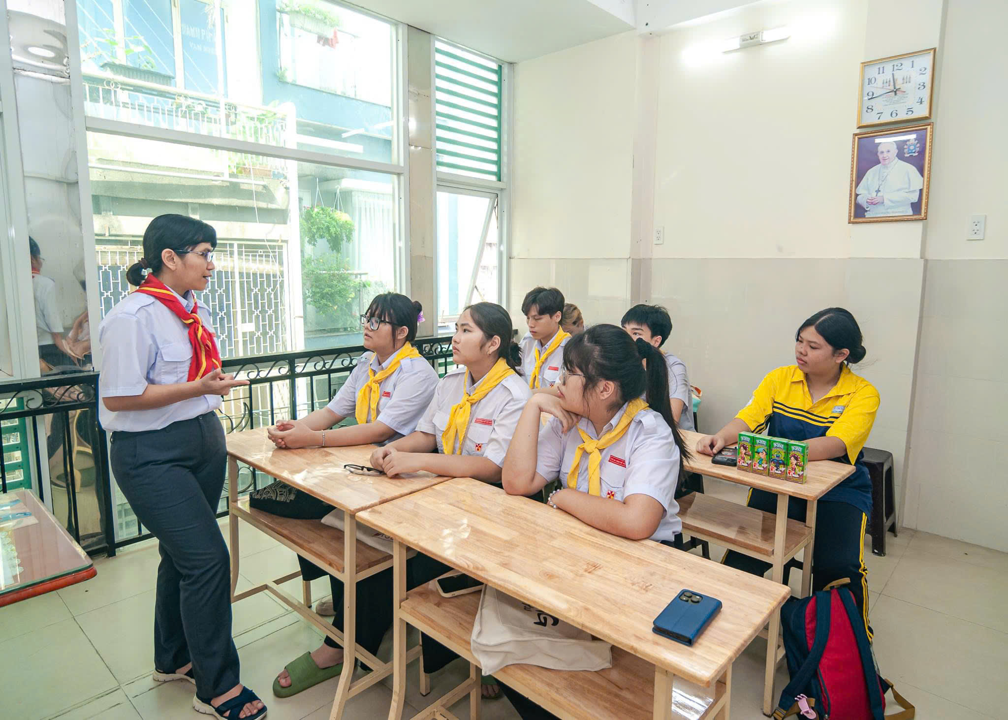 Giảng viên y khoa  đứng lớp giáo lý